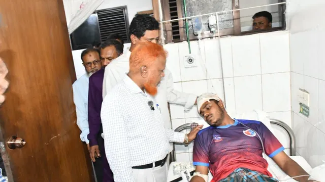 জগন্নাথ বিশ্ববিদ্যালয়ে ছাত্রদলের সন্ত্রাসী হামলায় আহতদের দেখতে হাসপাতালে জামায়াত নেতৃবৃন্দ