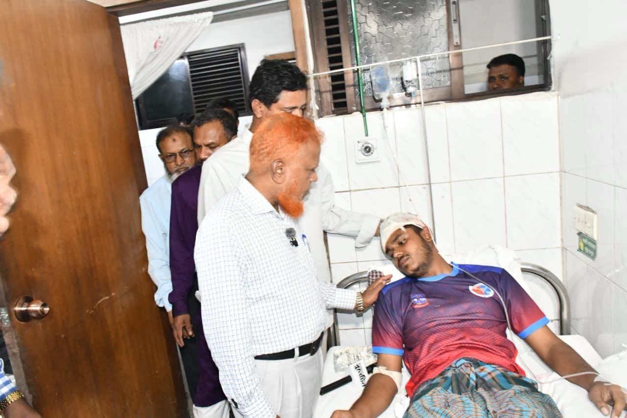 জগন্নাথ বিশ্ববিদ্যালয়ে ছাত্রদলের সন্ত্রাসী হামলায় আহতদের দেখতে হাসপাতালে জামায়াত নেতৃবৃন্দ