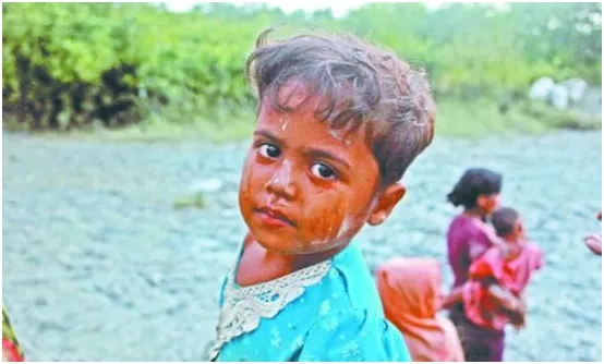 উগ্রপন্থীরা মুখে কাপড় পেঁচিয়ে রোহিঙ্গাদের ঘরে আগুন দিচ্ছে