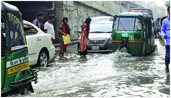 এক ঘণ্টার বৃষ্টিতে নগরজুড়ে দুর্ভোগ