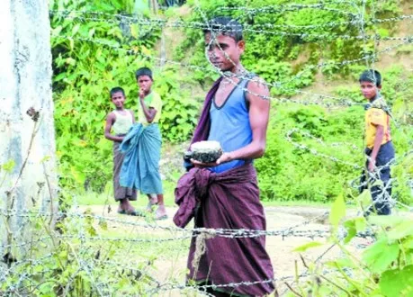 এখনো আগুন জ্বলছে রোহিঙ্গা গ্রামে, চলছে গুলি-লুটপাট