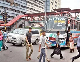 ফুটওভার ব্রিজের এস্কেলেটর বন্ধ দুর্ভোগে পথচারীরা