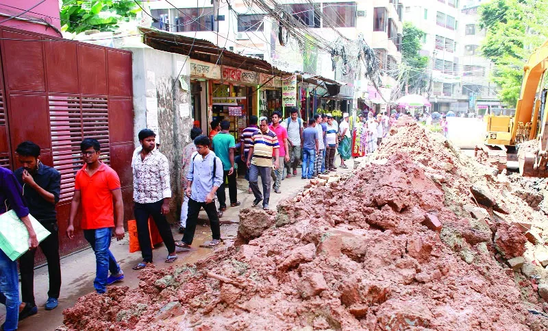 গর্ত কাদাপানিতে চরম ভোগান্তি