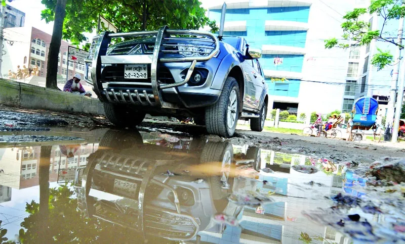 খোঁড়াখুঁড়িতে সড়ক বেহাল বিপর্যস্ত জনজীবন