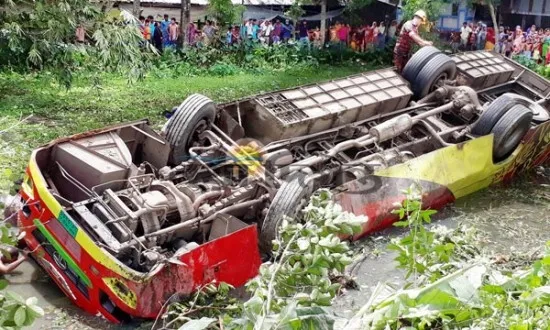 কুমিল্লায় সড়ক দুর্ঘটনায় নিহত ৭, আহত ২০