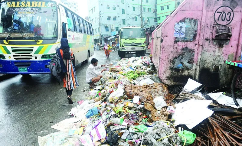 ফুটপাতে দখলবাজি আর ময়লা আবর্জনার ভাগাড়