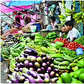 কাঁচাবাজারে ক্রেতারা অসহায়