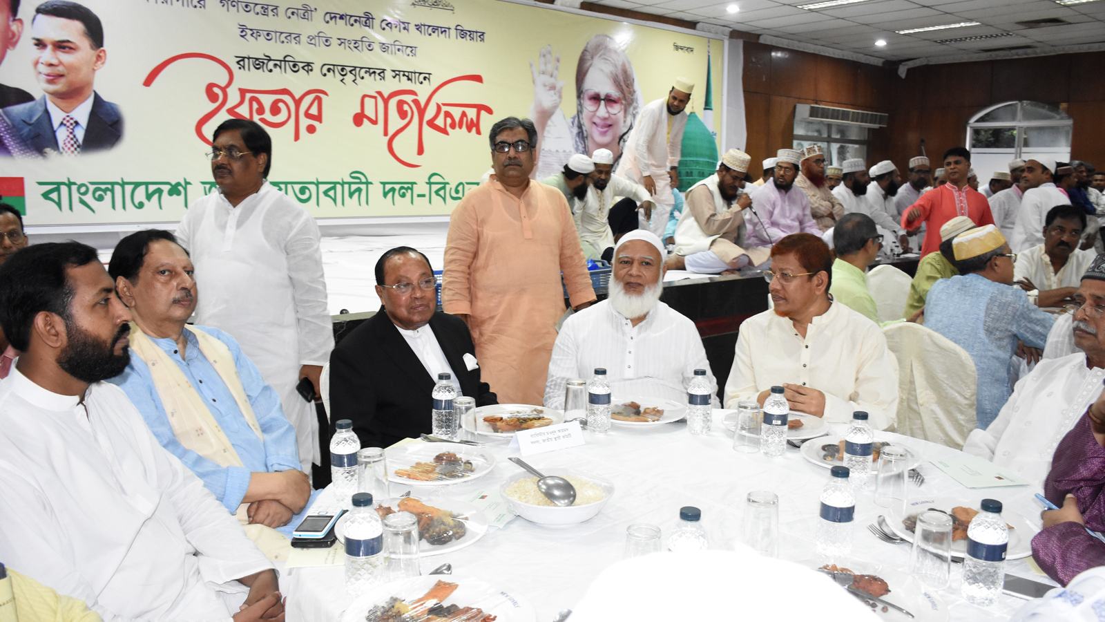 রাজনৈতিক নেতৃবৃন্দের সম্মানে বিএনপির উদ্যোগে ইফতার মাহফিলে উপস্থিত সেক্রেটারি জেনারেলসহ জামায়াত নেতৃবৃন্দ