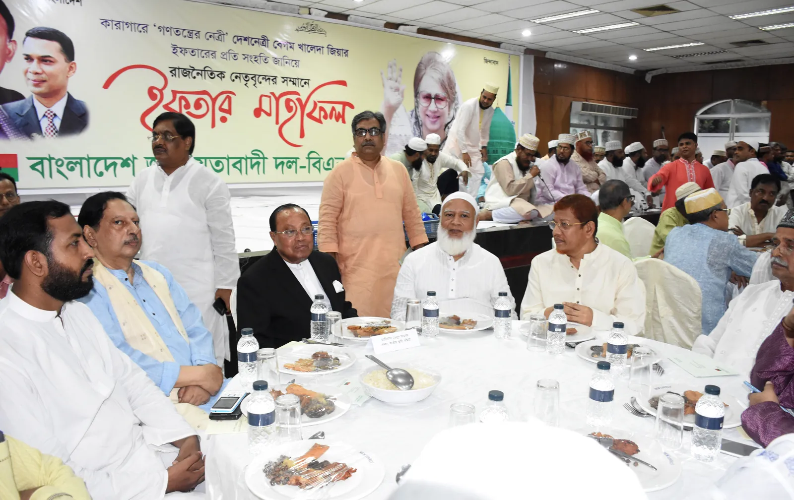 রাজনৈতিক নেতৃবৃন্দের সম্মানে বিএনপির উদ্যোগে ইফতার মাহফিলে উপস্থিত সেক্রেটারি জেনারেলসহ জামায়াত নেতৃবৃন্দ