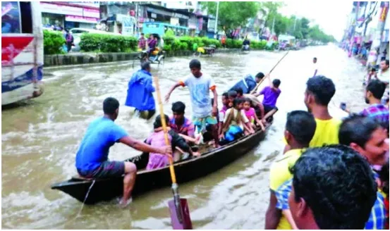গর্তে পড়ে হাবুডুবু খাচ্ছে পথচারীরা