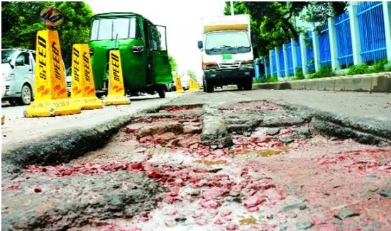 ভাঙা সড়কে দুর্ভোগ
