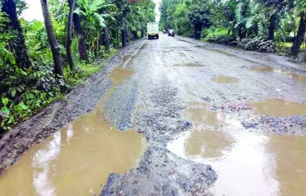 ৭৭ কিমি. জুড়ে শুধু খানাখন্দ আর গর্ত