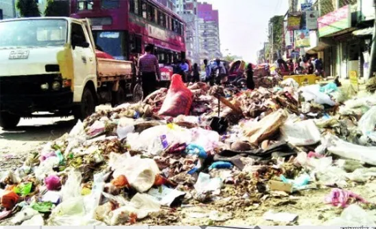 ভেঙে পড়েছে রাজধানীর বর্জ্য ব্যবস্থাপনা