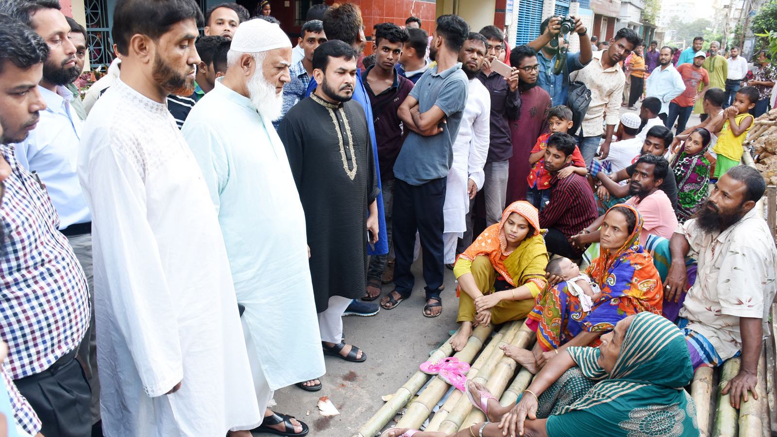 রূপনগর বস্তিতে অগ্নিকান্ডের ঘটনা পরিদর্শন করলেন সেক্রেটারি জেনারেল