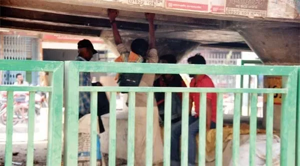 মালিবাগ ফ্লাইওভারের নিচে মাদকসেবীদের নিরাপদ আশ্রয়স্থল