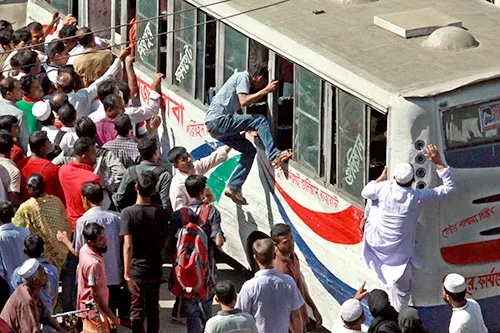 গণপরিবহন সংকটে সীমাহীন দুর্ভোগ