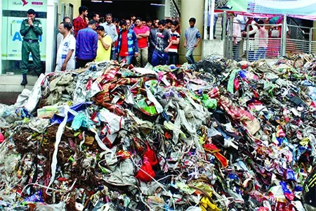 রাজনৈতিক রেষারেষিতে ময়লা যখন হাতিয়ার