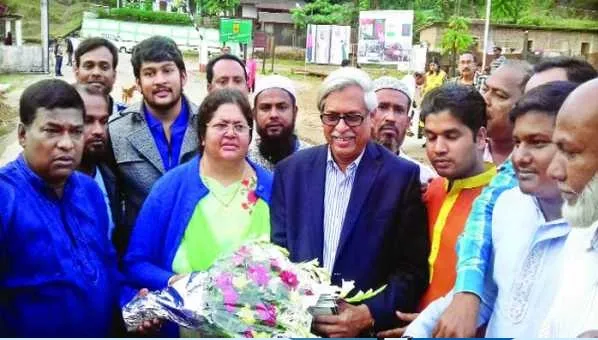 পলাতক আসামি হান্নানকে ভারতে রেখে এলেন আইন কর্মকর্তা