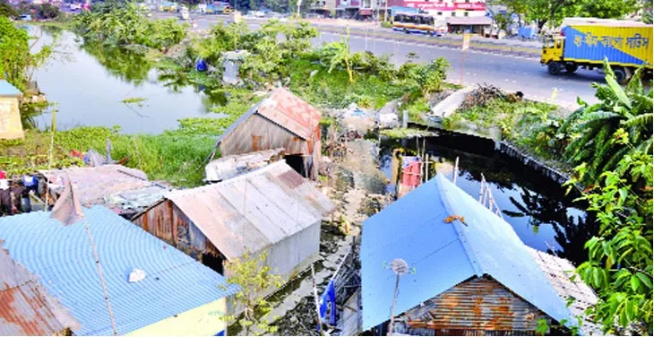 আবারও দখল হচ্ছে ঢাকার খাল