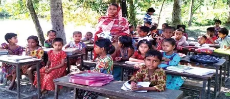 খোলা আকাশের নিচে পাঠদান