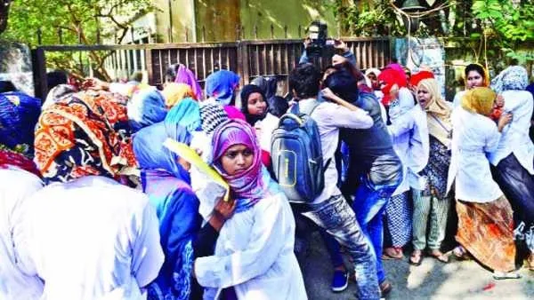 নিরাপত্তা চাওয়ায় ছাত্রীদের ওপর ছাত্রলীগের হামলা