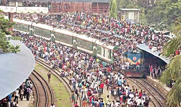 মহাসড়কে যানজট : যাত্রীরা ঝুঁকছে রেলপথে