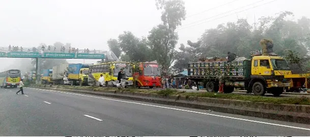 ঢাকা-চট্টগ্রাম মহাসড়কে দীর্ঘ যানজট