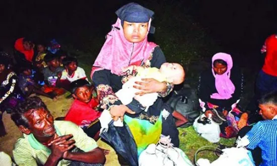 প্রবেশের অপেক্ষায় হাজারো রোহিঙ্গা