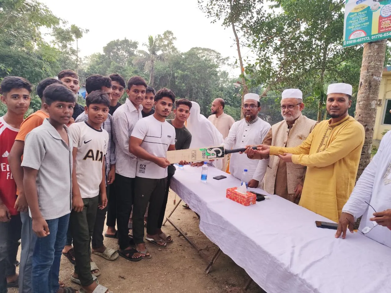 পেঁছিবাড়ী গ্রামে জামায়াতে ইসলামী মনোনীত এমপি প্রার্থী এডভোকেট এস. এম. কামাল উদ্দিনের উঠান বৈঠক, ক্রীড়া সামগ্রী বিতরণ