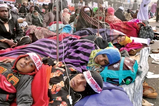 প্রচন্ড শীতে মায়ের সাথে ফুটপাথে শিশুরাও