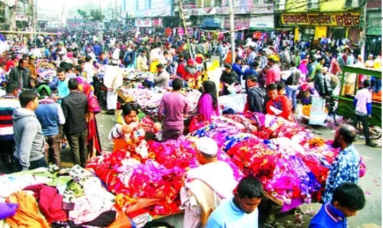 ফুটপাথের পর রাস্তাও হকারদের দখলে