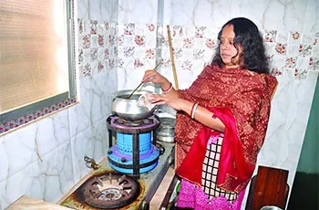 রাজধানীতে চুলা জ্বলে না অনেক এলাকায়