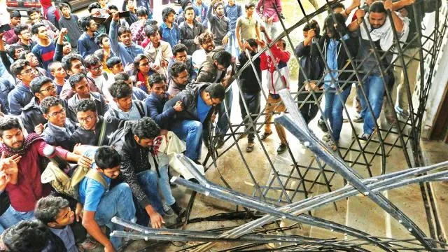 প্রক্টরের পদত্যাগ দাবিতে শিক্ষার্থীদের বিক্ষোভ মিছিল