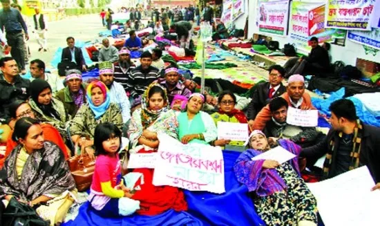 জাতীয়করণের দাবিতে অনড় অনশনরত এমপিওভুক্ত শিক্ষকেরা
