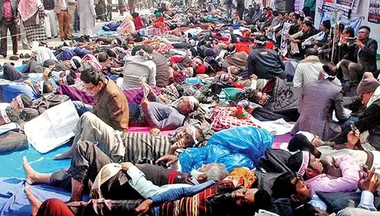 শিক্ষা প্রতিষ্ঠানে তালা ঝুলিয়ে শিক্ষকদের ধর্মঘট চলবে মঙ্গলবার পর্যন্ত