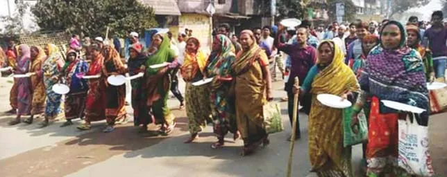 খুলনায় পাটকল শ্রমিকদের ভুখা মিছিল ॥ ট্রেনের গ্লাস ব্যাংক ও ব্যবসা প্রতিষ্ঠানে ভাঙচুর