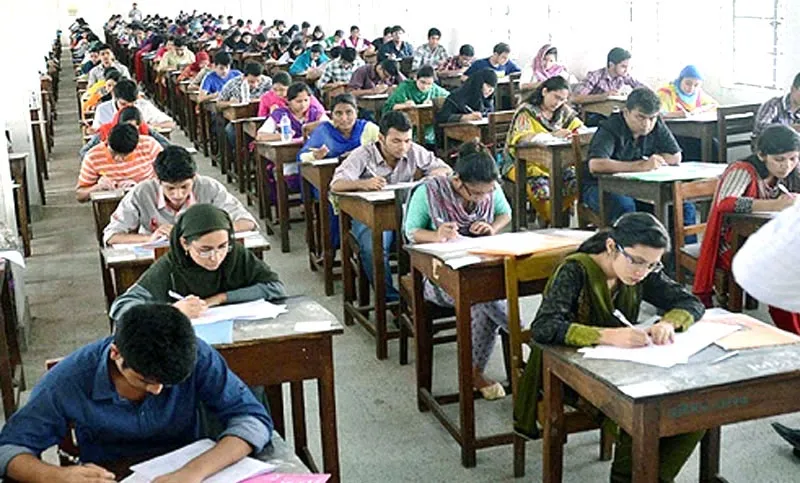 শিক্ষার গলায় প্রশ্নফাঁস