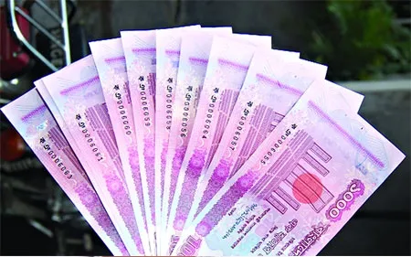 ব্যাংকে টাকার টানাটানি