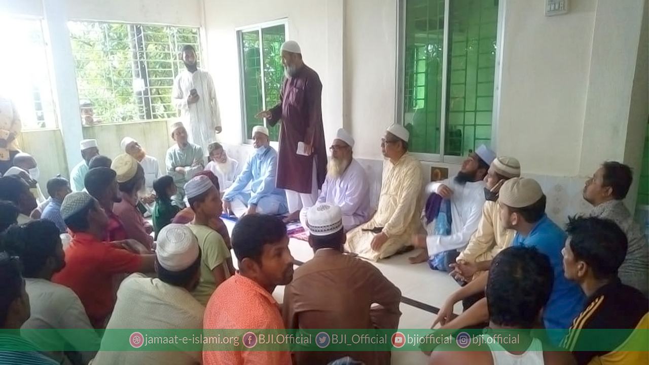 নেত্রকোনায় ট্রলার ডুবে নিহতদের পরিবারের সদস্যদের সমবেদনা জানাতে তাদের বাড়িতে ছুটে যান অধ্যাপক মুজিবুর রহমান