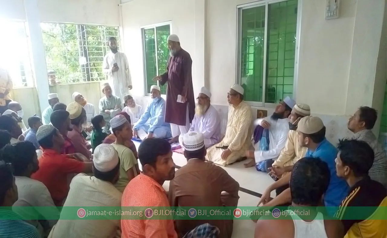 নেত্রকোনায় ট্রলার ডুবে নিহতদের পরিবারের সদস্যদের সমবেদনা জানাতে তাদের বাড়িতে ছুটে যান অধ্যাপক মুজিবুর রহমান