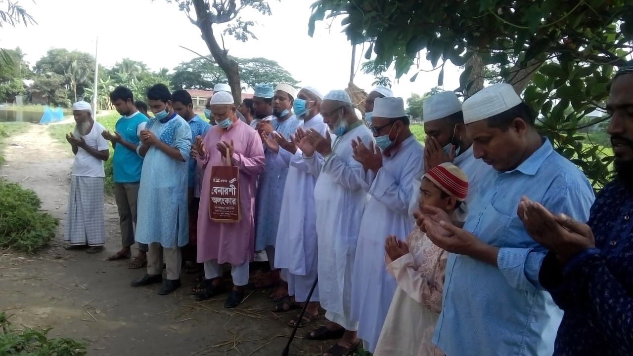 মাওলানা আবদুল মালেক নেছারীর কবর জিয়ারত করেন এবং তার রূহের মাগফিরাত কামনা