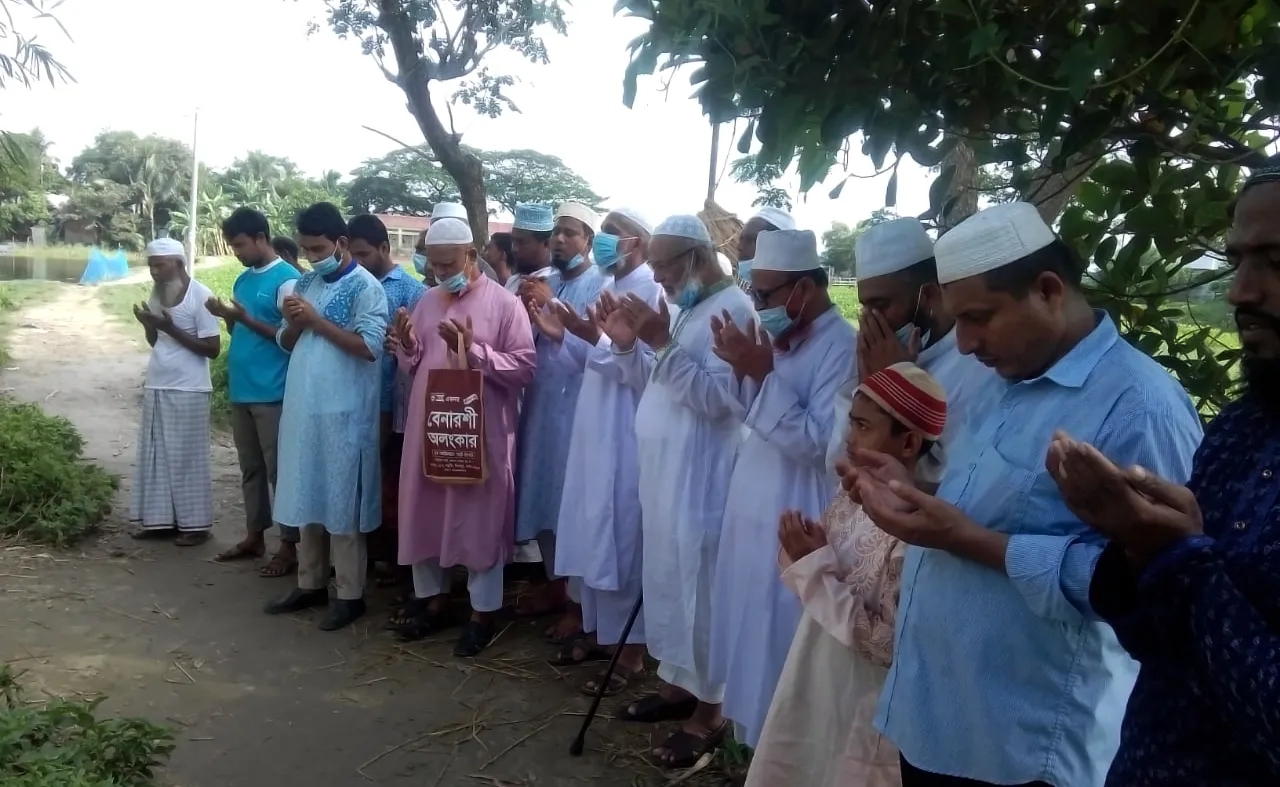 মাওলানা আবদুল মালেক নেছারীর কবর জিয়ারত করেন এবং তার রূহের মাগফিরাত কামনা