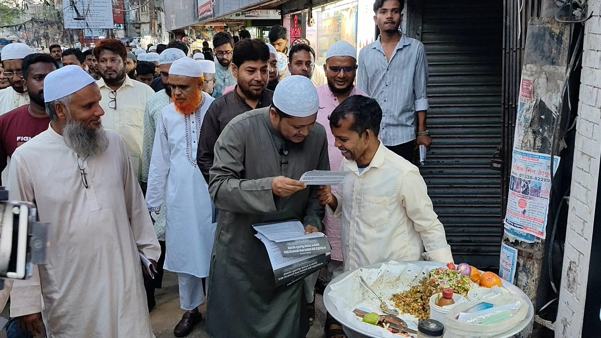 গণভোটের রায় বাস্তবায়নের দাবিতে ১১ দলীয় জোটের চলমান কর্মসূচির অংশ হিসেবে জোটের নেতৃবৃন্দের সাথে নারায়ণগঞ্জ শহরে ০৯ এপ্রিল লিফলেট বিতরণে