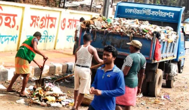 দিনের বেলায়ও ঢাকনাবিহীন গাড়িতে বর্জ্য অপসারণ ॥ ভোগান্তিতে নগরবাসী