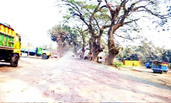 স্বাস্থ্যঝুঁকির শঙ্কা : ধুলোয় ধূসর যশোরের মহাসড়ক