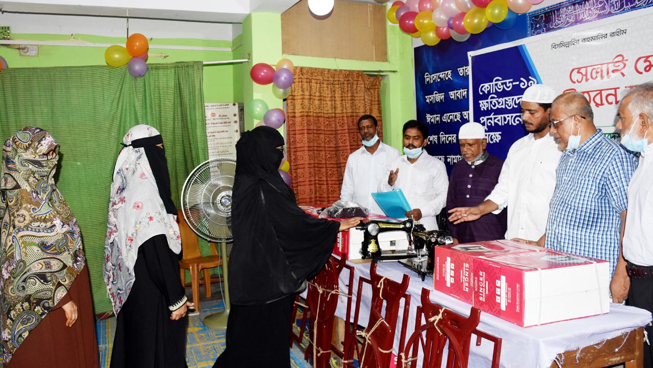 রাজধানীতে অসহায় ও দুঃস্থ মহিলাদের মাঝে ঢাকা মহানগরী দক্ষিণ জামায়াতের সেলাই মেশিন বিতরণ