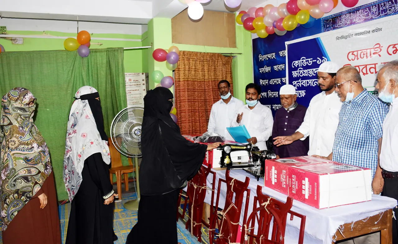 রাজধানীতে অসহায় ও দুঃস্থ মহিলাদের মাঝে ঢাকা মহানগরী দক্ষিণ জামায়াতের সেলাই মেশিন বিতরণ