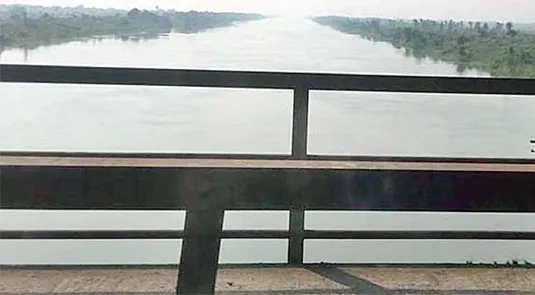 ফারাক্কার মরণ ছোবল : গঙ্গায় পানি থৈ থৈ বিশুষ্ক পদ্মা
