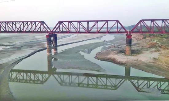 ফারাক্কার উজানে থৈ থৈ পানি : ভাটিতে ধুধু বালুচর
