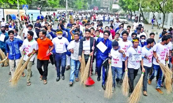 কোটা সংস্কারপ্রত্যাশীদের অভিনব প্রতিবাদ